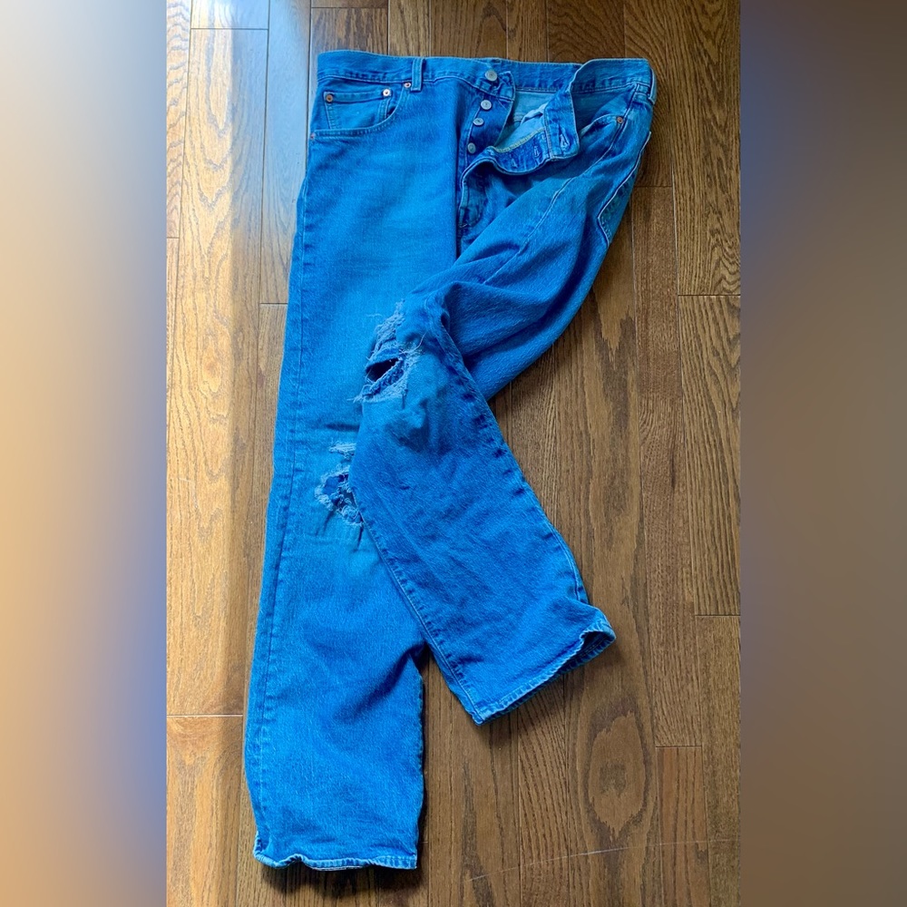 Levi 501 Purposely distressed (blank Red tab)